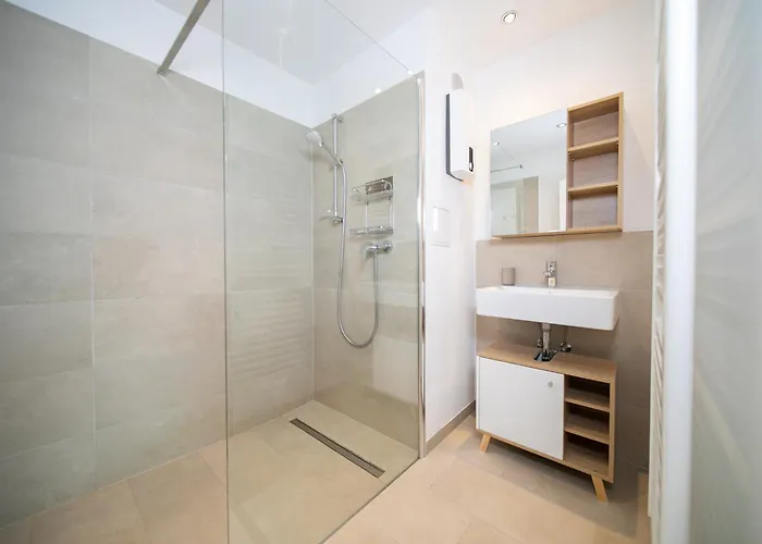 Favorite - And - 아파트 노이스